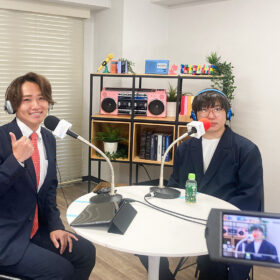 写真左、MCの藍田様と収録に臨むCEO板垣