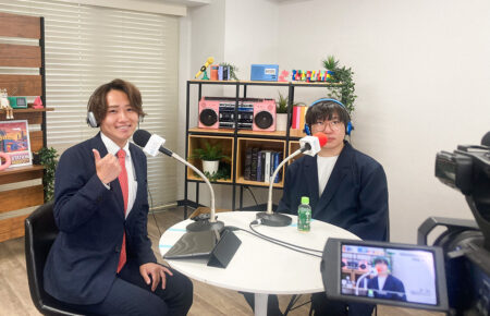 写真左、MCの藍田様と収録に臨むCEO板垣